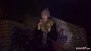 Blonde babe spontaneously jumps into sex casting