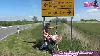 Outdoorfick neben der Straße mit deutscher Tattoo-Blondine