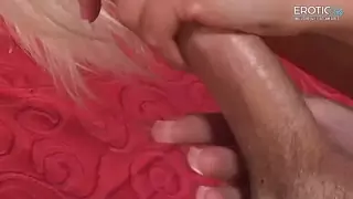 Heißes Bikiniluder macht den Handjob